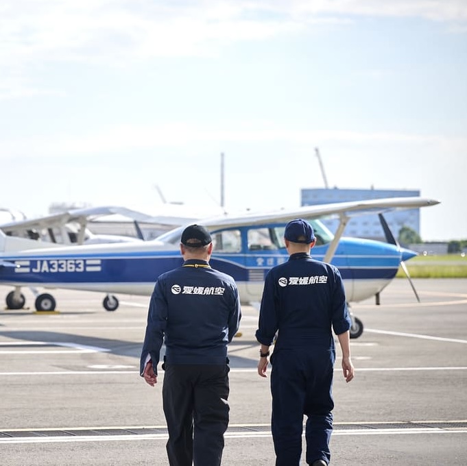 愛媛航空メンバーが歩いている様子